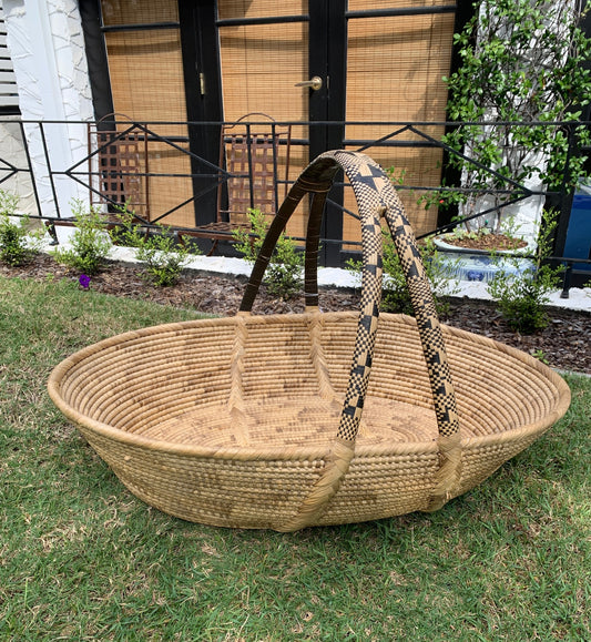 PNG woven basket with handle