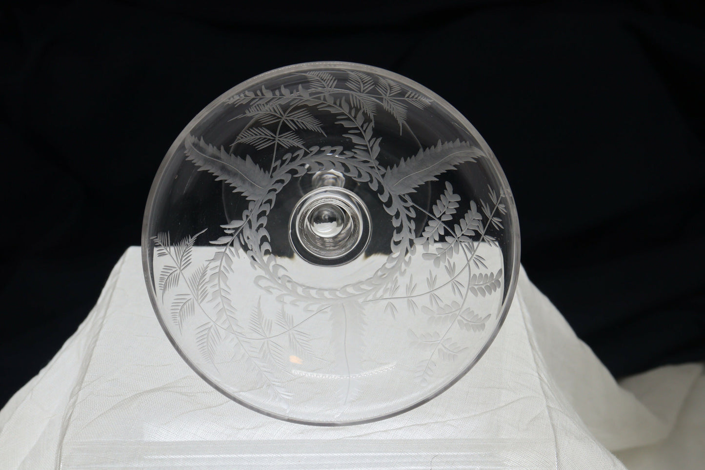 Engraved crystal sweetmeats comport