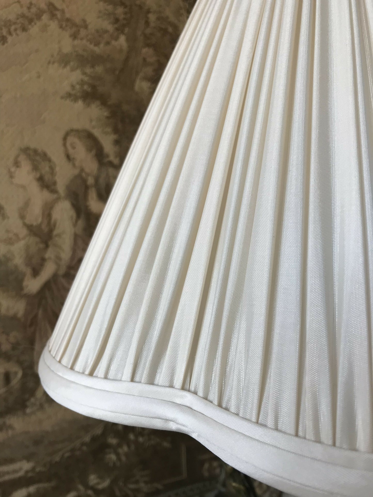 Classical Urn Lamp with Silk Shade