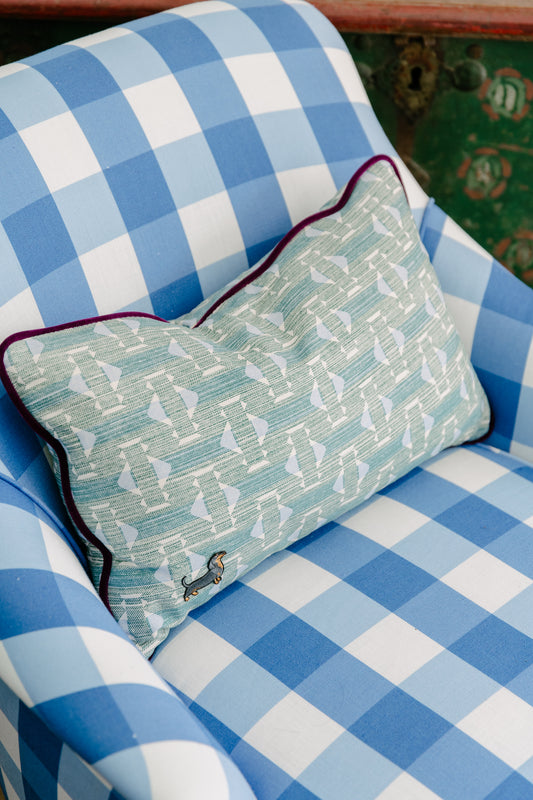 Fermoie fabric cushion with applique