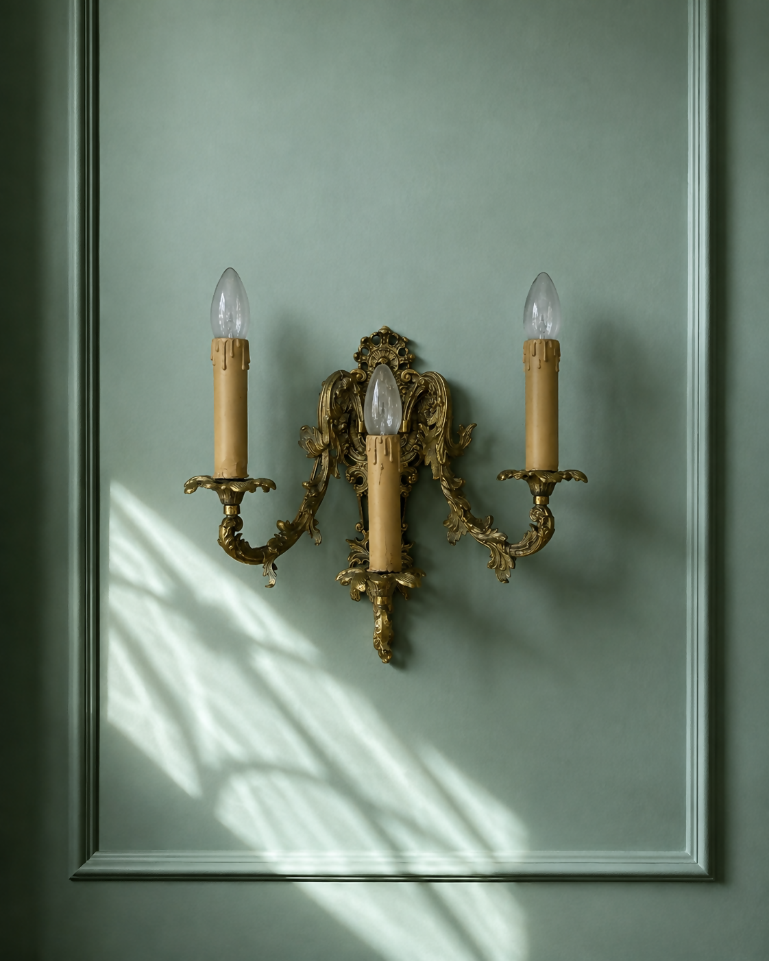 Ornate Brass 3 arm Wall Sconce
