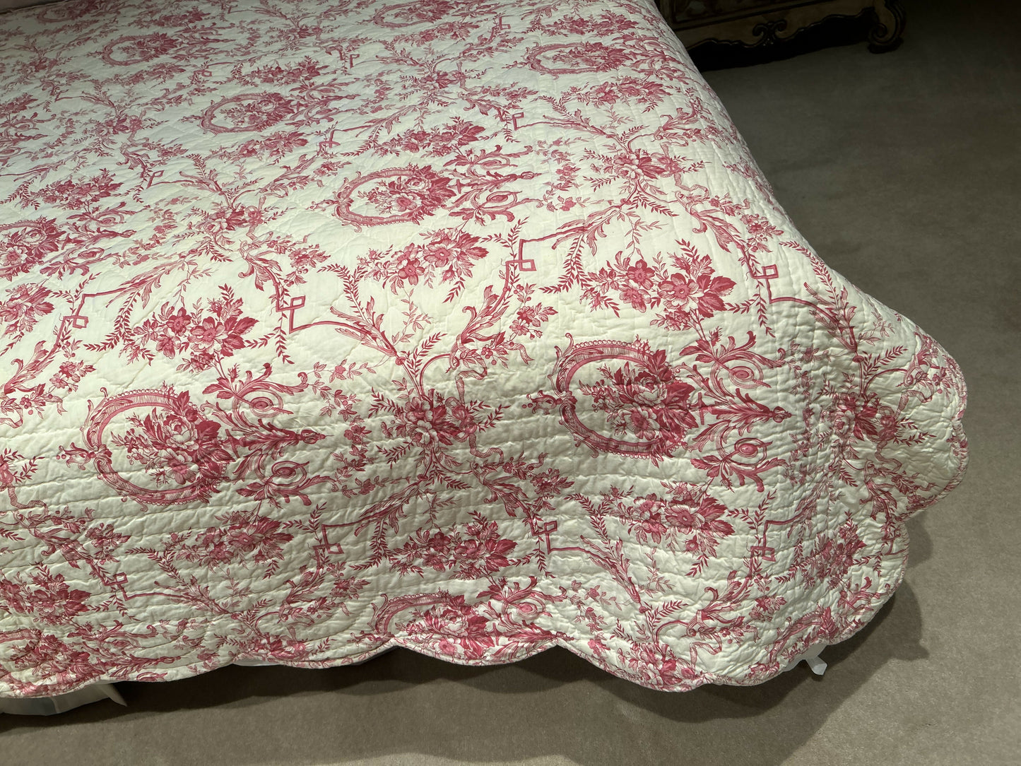 Pure cotton red and white scalloped edge queen bed cover