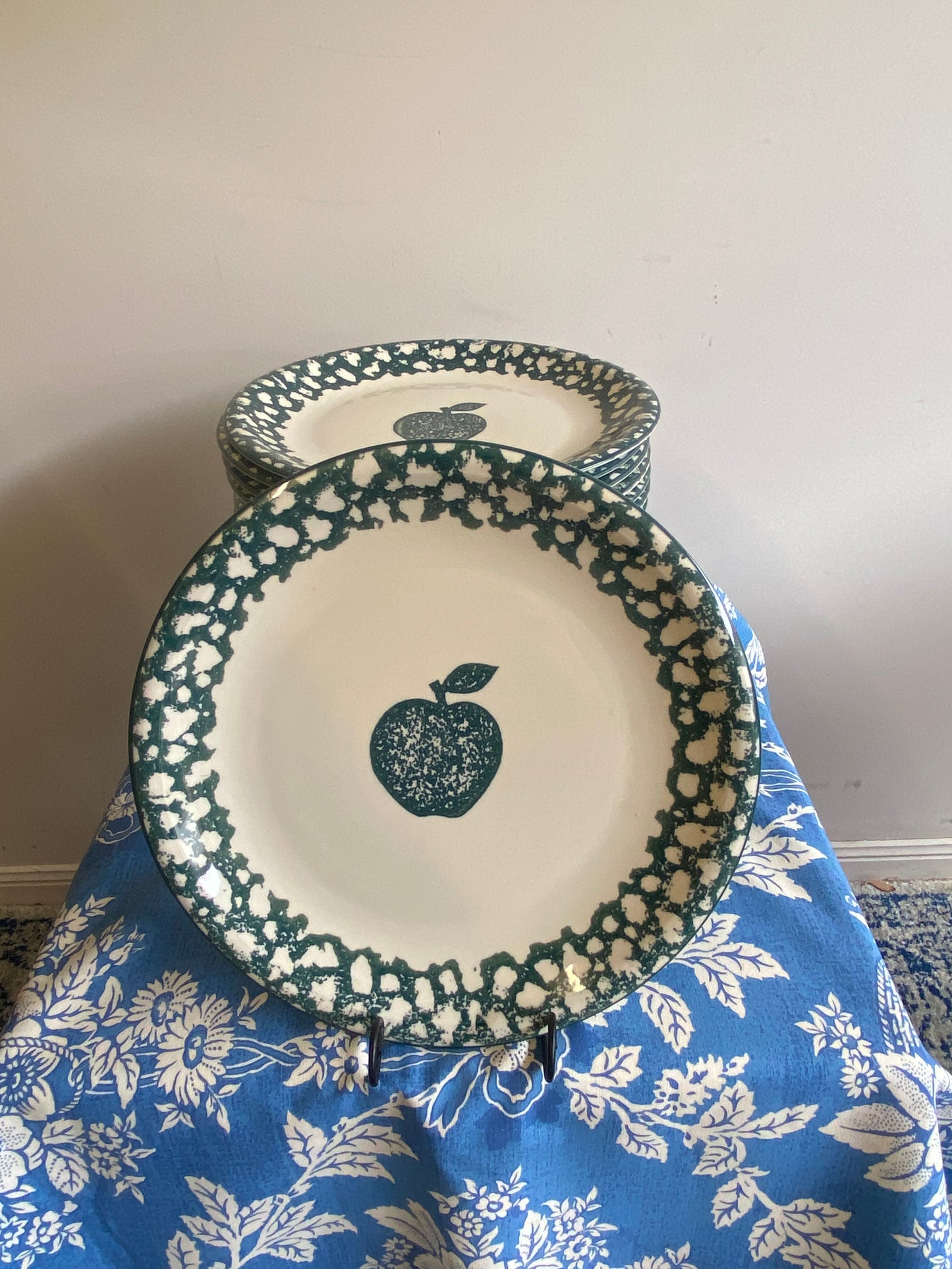 Vintage Set of 20 Green Sponge Ware Plates