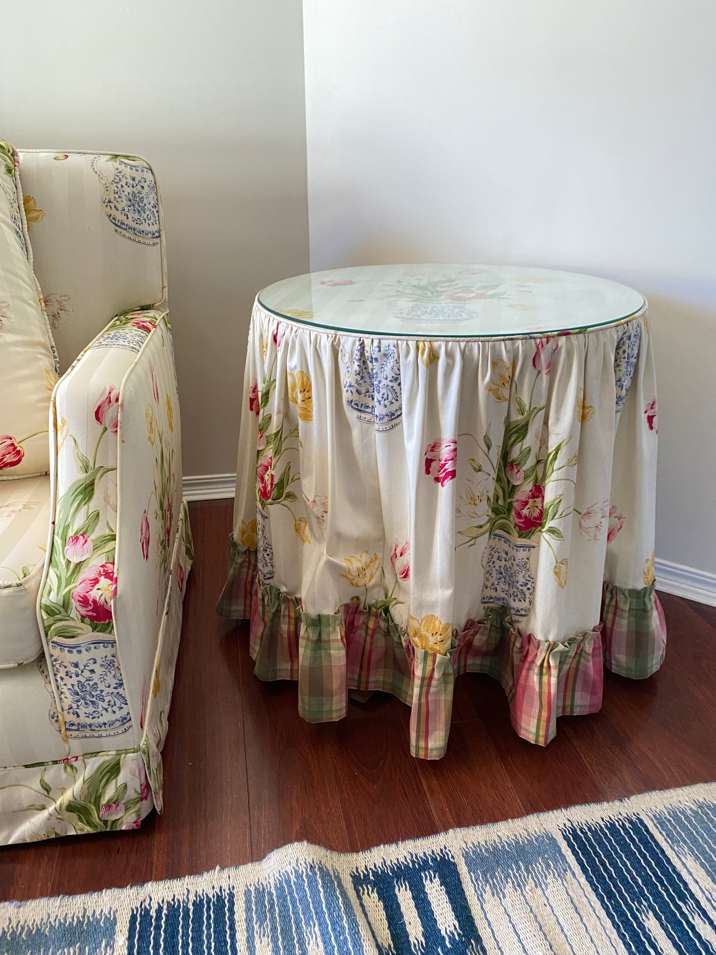 Tulip Floral Chintz Round Tablecloth with Table