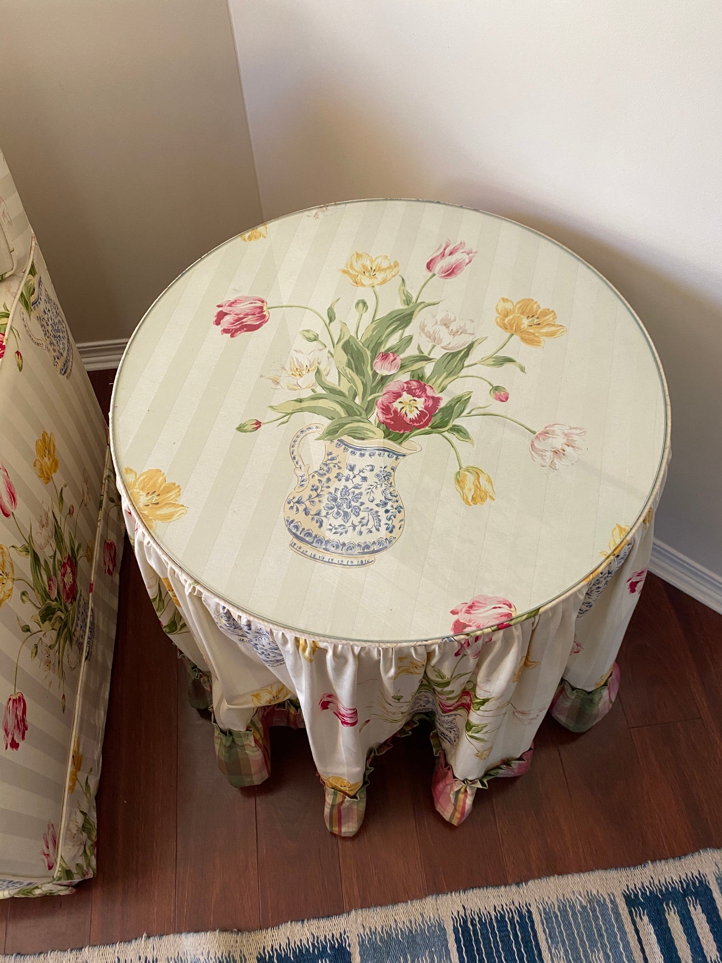 Tulip Floral Chintz Round Tablecloth with Table