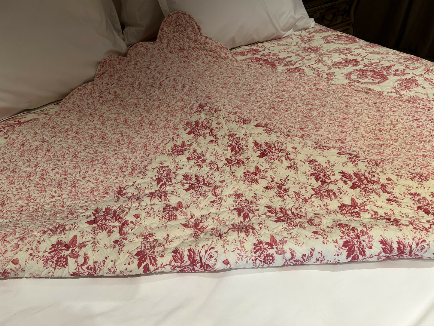 Pure cotton red and white scalloped edge queen bed cover
